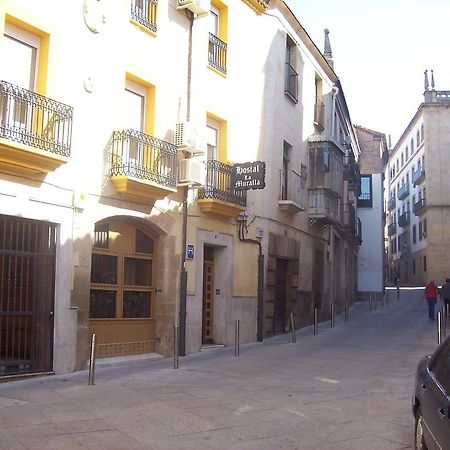 Hostal Muralla Plasencia Exterior photo