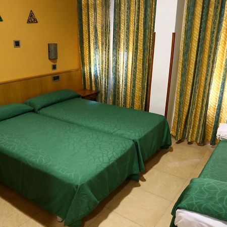 Hostal Muralla Plasencia Exterior photo