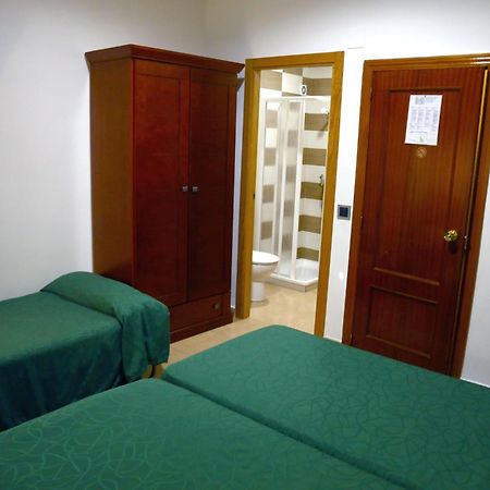 Hostal Muralla Plasencia Exterior photo