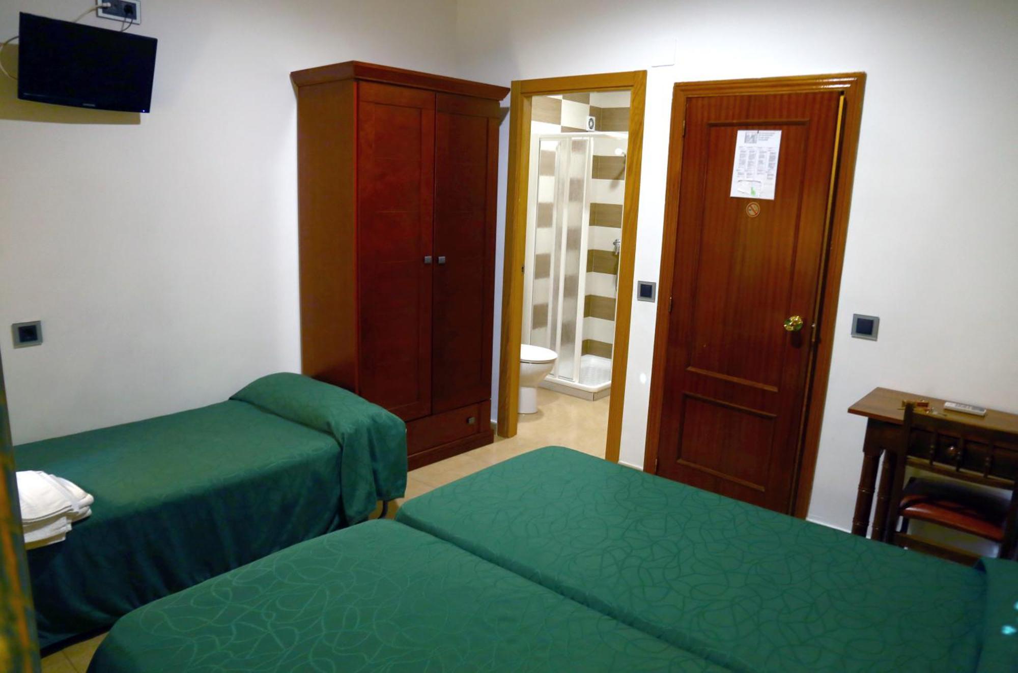 Hostal Muralla Plasencia Exterior photo