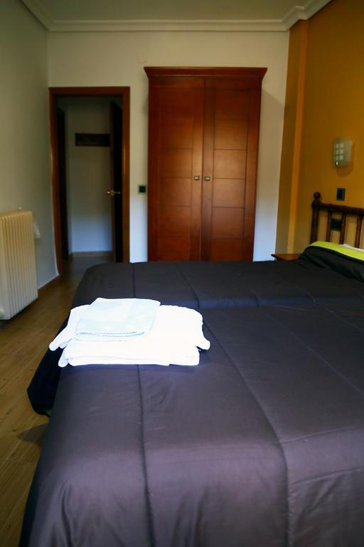Hostal Muralla Plasencia Exterior photo