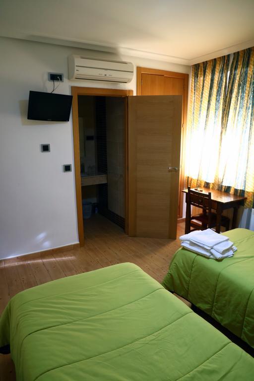 Hostal Muralla Plasencia Exterior photo