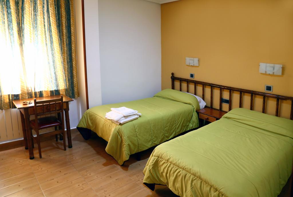 Hostal Muralla Plasencia Exterior photo