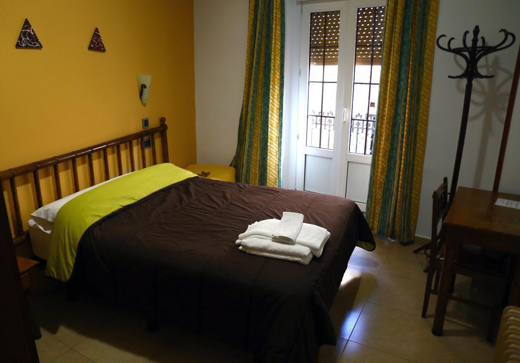 Hostal Muralla Plasencia Exterior photo