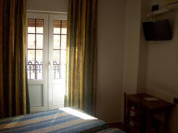 Hostal Muralla Plasencia Exterior photo
