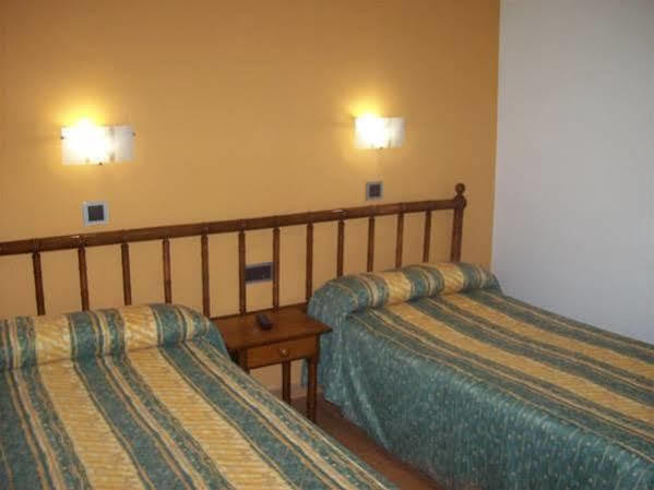 Hostal Muralla Plasencia Exterior photo