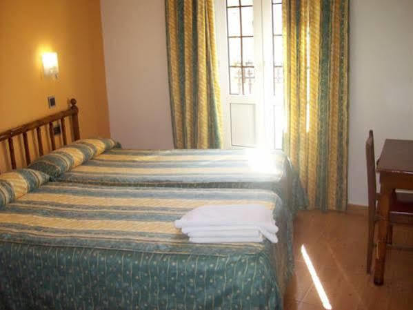 Hostal Muralla Plasencia Exterior photo