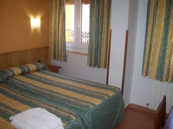 Hostal Muralla Plasencia Exterior photo