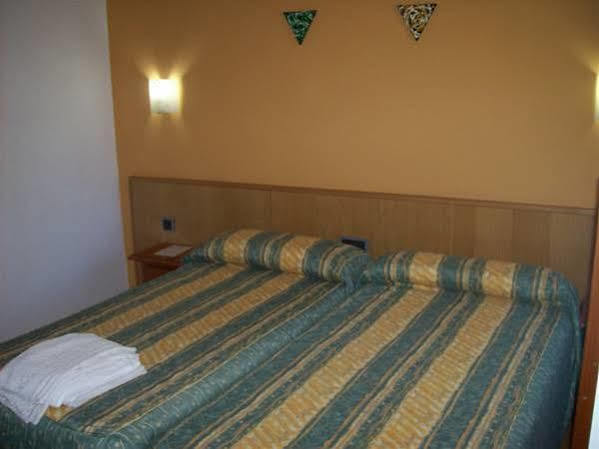 Hostal Muralla Plasencia Exterior photo